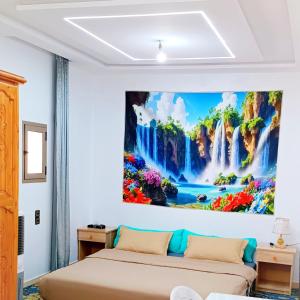 坦坦Aziz House 1的客房设有两张床,并画了瀑布