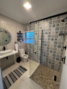 een badkamer met douche, toilet en wastafel bij The Sanctuary Guest House in East London +39 foto's
