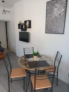 a dining room with a table and chairs at Appartement meublé avec deux chambres in Moulins