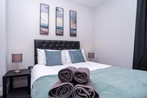 Ένα ή περισσότερα κρεβάτια σε δωμάτιο στο Le Morne – Luxury Coastal Escape with Hot Tub & Sea Views