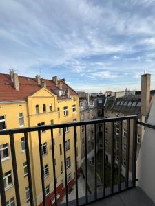 Cozy and quiet apartment in the city centre في بوزنان: منظر من الشرفة على مبنى