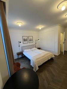 Cozy and quiet apartment in the city centre في بوزنان: غرفة نوم بها سرير وطاولة