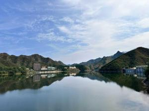 a view of a river with mountains in the background at 中庭凤翥民宿古北口水镇店 in Simataicun