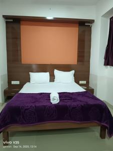 Una cama o camas en una habitación de Hotel Raj Inn