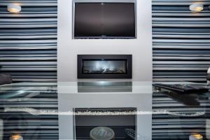 Η κουζίνα ή μικρή κουζίνα στο Le Morne – Luxury Coastal Escape with Hot Tub & Sea Views