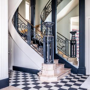 uma escadaria numa casa com piso em xadrez em Escale de charme à Tours - Patio & hyper centre em Tours