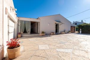 a courtyard of a house with potted plants at Villa Soleil Et Douceur in La Seyne-sur-Mer