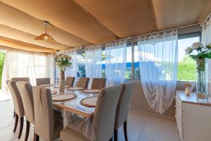 Khu vực ghế ngồi tại Villa Soleil Et Douceur