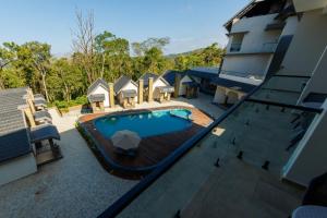 Bazén v ubytování CherryLoft Luxury Resort nebo v jeho okolí