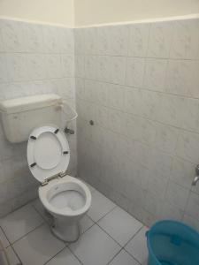 钦奈Thangam Balaji guest house-Teynampet的房间里有白色马桶的浴室