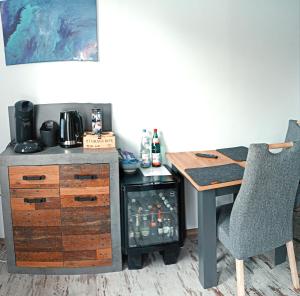 cocina con escritorio, mesa y sillas en Schlafort, en Porta Westfalica