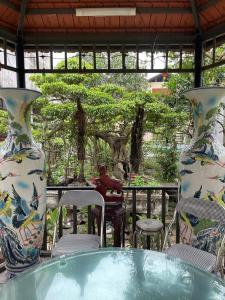 due grandi vasi appoggiati su un tavolo con una persona sullo sfondo di Tamcoc De Master Lux Bungalow & Villa a Ninh Binh