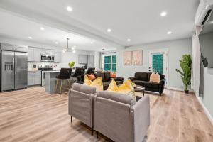 a living room with couches and a kitchen at Ideal Family Stay Sleeps 20 in Bloomfield, CT in Bloomfield +77 photos