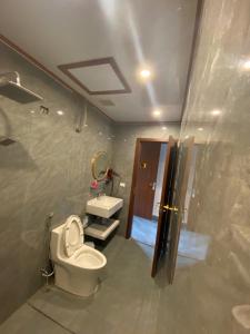 a bathroom with a toilet and a shower at Tam Coc HaVi's Hotel - Restaurant in Văn Lâm