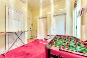 een kamer met een groep tafels in een kamer bij Edinburgh Central Morrison ApartHotel in Edinburgh