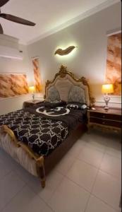 Ένα ή περισσότερα κρεβάτια σε δωμάτιο στο Villa In Precinct 10a Bahria Town Karachi