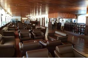 a bar with brown leather chairs in a restaurant at Cavalinho Branco 309 in Águas de Lindóia
