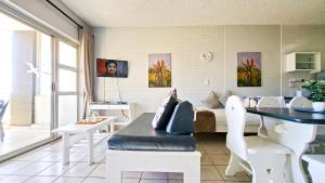 ein Wohnzimmer mit Sofa und Tisch in der Unterkunft Seagull 204 in Margate