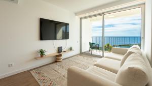 Et tv og/eller underholdning på Casa do Xano I by LovelyStay