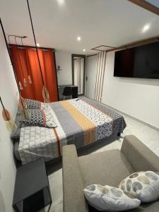 Ένα ή περισσότερα κρεβάτια σε δωμάτιο στο Villa accueillante avec piscine à Rivière-Salée