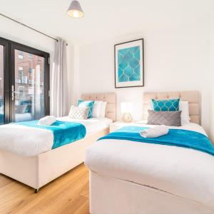 En eller flere senge i et værelse på 2 Bedroom Apartment - City Centre - Parking - Balcony - Netflix 5AC