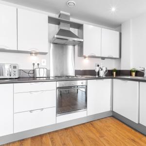 Køkken eller tekøkken på 2 Bedroom Apartment - City Centre - Parking - Balcony - Netflix 5AC