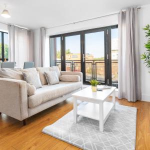 Et opholdsområde på 2 Bedroom Apartment - City Centre - Parking - Balcony - Netflix 5AC