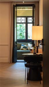 特拉萨Boada Riera - The RoomsbyReini的客厅配有沙发和带台灯的桌子