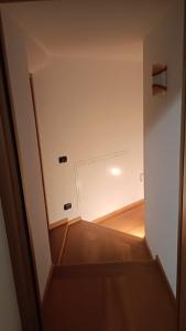une porte ouverte menant à une chambre avec couloir dans l'établissement Il nido, à Ziano di Fiemme