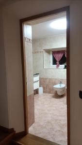 une salle de bain avec une baignoire, des toilettes et un lavabo dans l'établissement Il nido, à Ziano di Fiemme