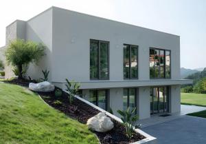 une maison blanche avec des rochers devant elle dans l'établissement Quinta dos Anjos - Guilhofrei, à Guilhofrei