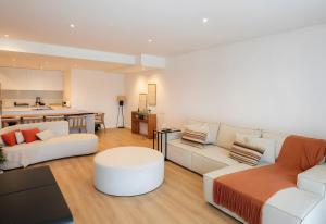 Il comprend un salon avec un mobilier blanc et une cuisine. dans l'établissement Quinta dos Anjos - Guilhofrei, à Guilhofrei