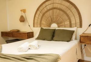 une chambre avec un lit avec deux serviettes dessus dans l'établissement Quinta dos Anjos - Guilhofrei, à Guilhofrei 18 autres photos