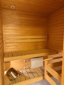 een sauna met houten wanden en houten vloeren bij Saunallinen kaksio Lutakossa -Huippusijainti! in Jyväskylä