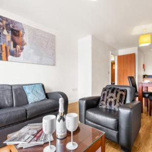 un soggiorno con un divano in pelle nera e un tavolo di Stylish Apartment - Private Parking - Balcony - Chinatown - 49Arc a Birmingham