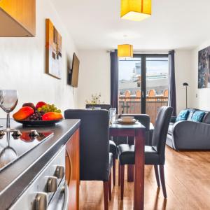una cucina e un soggiorno con tavolo e sedie di Stylish Apartment - Private Parking - Balcony - Chinatown - 49Arc a Birmingham