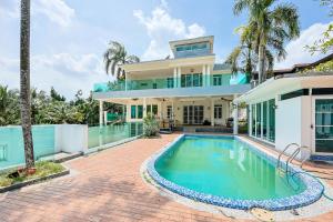 een exterieuraanzicht van een huis met een zwembad bij Serene Pool Villa -Luxury Stay with Relaxing Vibes -Clover Home in Kajang