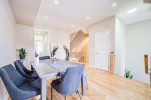 Posezení v ubytování Modern in Richmond Hill + 14 fotografií