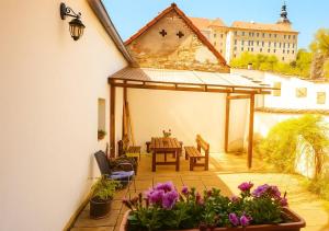 Un patio con mesa y sillas y flores. en Prázdninový dům - Bechyně, en Bechyně