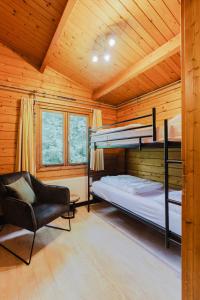 a bedroom with two bunk beds in a cabin at Lekker knus in de Huismus in Diffelen