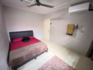 a bedroom with a bed and a ceiling fan at Asu Homestay w Private Pool - Batu Gajah,Perak in Batu Gajah +14 photos