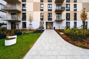 un condominio con un passaggio pedonale di fronte di Widzewska Prime Apartments by BookingHost a Łódź