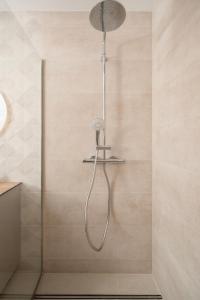 una doccia con soffione in un bagno di Widzewska Prime Apartments by BookingHost a Łódź
