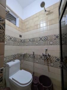 une salle de bain avec toilettes et douche dans l'établissement Gitanjali Homestay by Lake Pichola Udaipur, à Udaipur