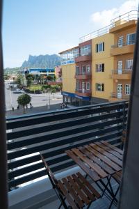 un banco de madera en la parte superior de un balcón en Apart'hotel Assomada, en Assomada