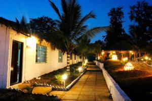 un passaggio pedonale di fronte a una casa di notte di Dandeli Jungle Valley Resort a Dandeli