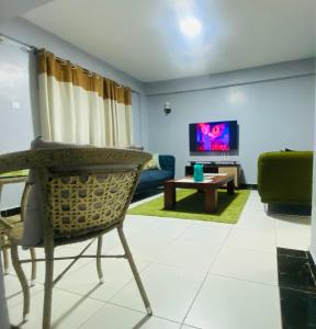 ナイバシャにあるPendeza homesのリビングルーム(椅子、テレビ付)