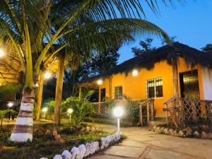 una casa con una palma di fronte di Dandeli Jungle Valley Resort a Dandeli