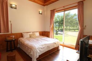 Postel nebo postele na pokoji v ubytování Seasons Inn