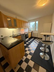 Una cocina o cocineta en Beautiful apartment 5 minutes from the subway